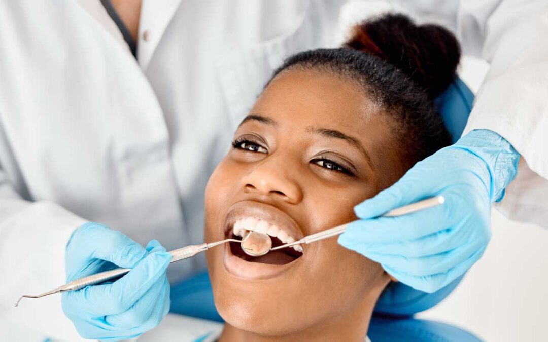 Hoe kan een tandarts helpen bij klachten door teruggetrokken tandvlees?